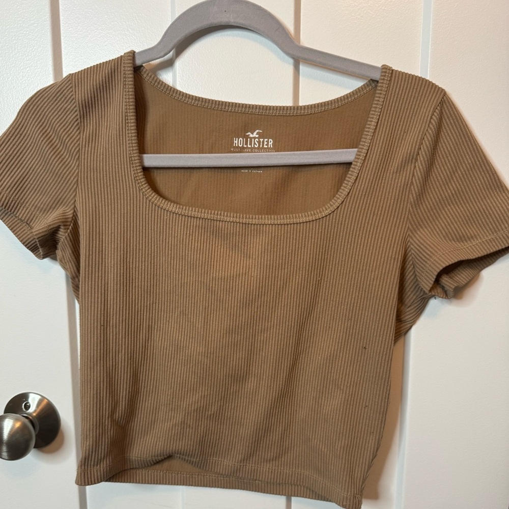 Hollister brown top. Casual & comfy tee shirt that is stretchy. Size M.